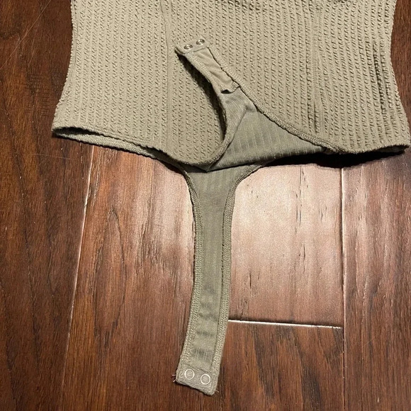 Forever 21 Ribbed Sage Green V-Neck Bodysuit - Picture 4 of 8